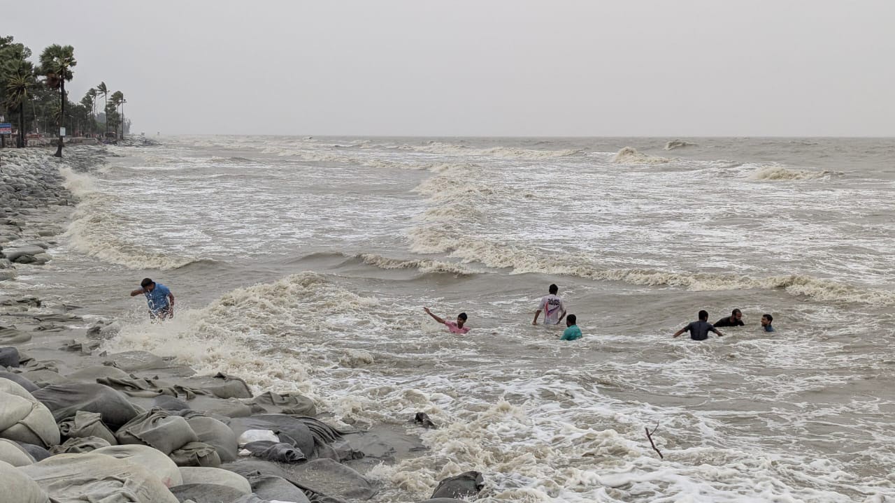 এখনো উত্তাল সাগর, তবে দুর্বল হয়েছে নিম্নচাপ