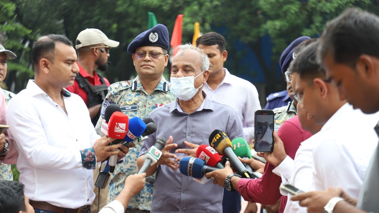এপিবিএন পাচ্ছে ভারি অস্ত্র, পুলিশের কাছে থাকছে না মারণাস্ত্র : স্বরাষ্ট্র উপদেষ্টা