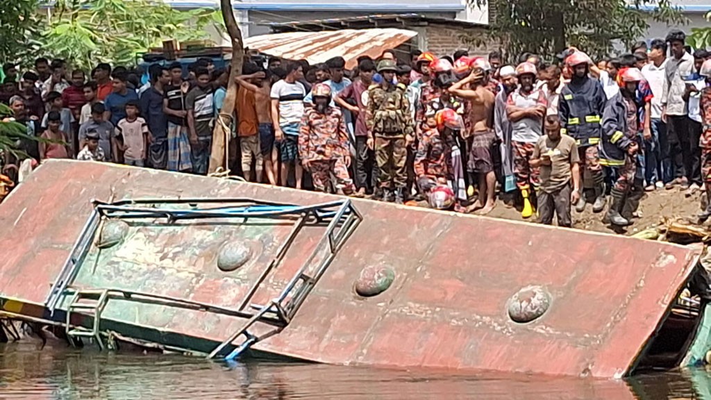 লক্ষ্মীপুরে বাস খালে, নিহত ৫