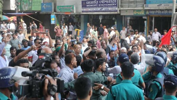 চট্টগ্রাম বন্দরের ইজারা বাতিলের দাবিতে শ্রমিকদের বিক্ষোভ