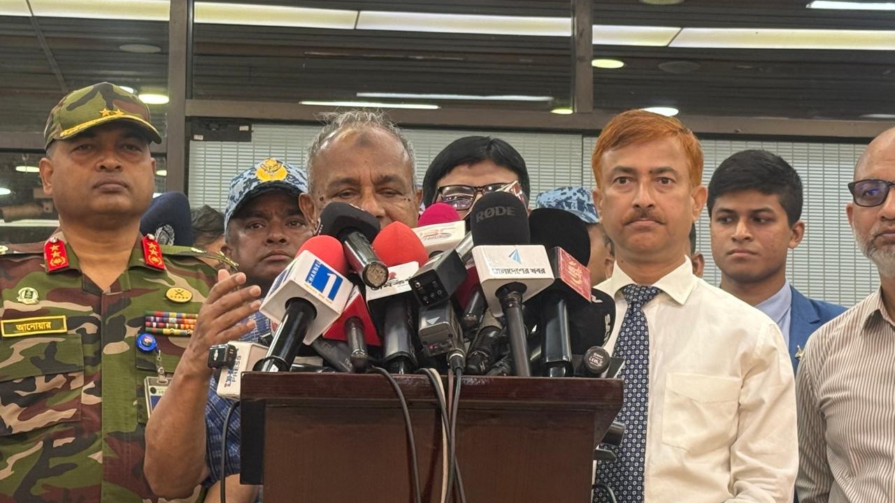 বিমানবন্দরে অগ্নিকাণ্ডের ঘটনা তদন্তে আসছে চার দেশের বিশেষজ্ঞ টিম- স্বরাষ্ট্র উপদেষ্টা