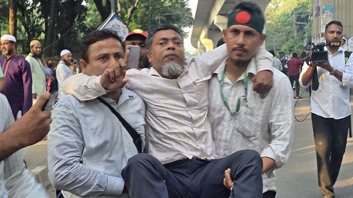 শাহবাগে পুলিশের লাঠিচার্জ, শতাধিক প্রাথমিক শিক্ষক আহত